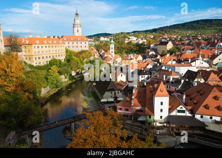 Cesky Krumlov - ville ancienne et rivière en automne, République tchèque Banque D'Images