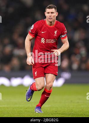 Photo du dossier datée du 19-12-2021 du milieu de terrain de Liverpool James Milner, qui jouera dans une campagne de la Premier League 20th après avoir signé un nouveau contrat de 12 mois avec le club. Date de publication : lundi 6 juin 2022. Banque D'Images