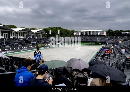 ROSMALEN - pays-Bas, 06/06/2022, 2022-06-06 14:53:50 ROSMALEN - en raison de la pluie, de nombreux matchs au tournoi international de tennis Libema Open sont reportés. Le tournoi combiné de tennis hollandais pour hommes et femmes se tiendra sur les terrains de pelouse d'Autotron pendant douze jours. ANP SANDER KONING pays-bas - belgique sortie Banque D'Images