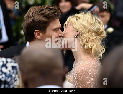 6 juin 2022. Londres, Royaume-Uni. Pixie Lott et Oliver Cheshire assistent à leur mariage à la cathédrale d'Ely, Cambridgeshire, Londres. Crédit : Doug Peters/EMPICS/Alamy Live News Banque D'Images