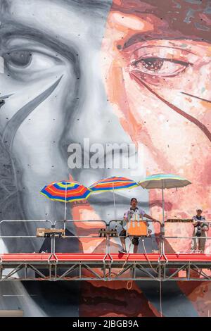 Naples, Italie. 06th juin 2022. Jorit, artiste de rue napolitaine, avec Trisha, artiste de rue italien, lors de l'inauguration de la fresque représentant Fabrizio de Andrè, créé, en collaboration, dans le quartier de Scampia, à Naples, en collaboration. Le travail a été créé à l'occasion de Muraria, un festival promu par la municipalité de Naples avec le financement de la ville métropolitaine. Crédit : Agence photo indépendante/Alamy Live News Banque D'Images