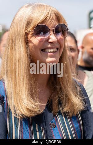 Naples, Italie. 06th juin 2022. Dori Ghezzi, chanteuse et veuve de Fabrizio de Andrè, le 6 juin 2022, lors de l'inauguration de la fresque représentant Fabrizio de Andrè faite dans le quartier de Scampia, à Naples, par l'artiste de rue Jorit en collaboration avec Trisha. Le travail a été créé à l'occasion de Muraria, un festival promu par la municipalité de Naples avec le financement de la ville métropolitaine. Crédit : Agence photo indépendante/Alamy Live News Banque D'Images