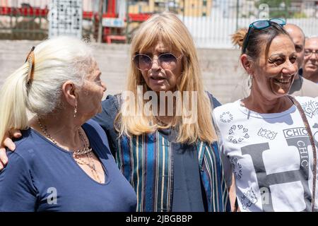 Naples, Italie. 06th juin 2022. Dori Ghezzi, chanteuse et veuve de Fabrizio de Andrè, le 6 juin 2022, lors de l'inauguration de la fresque représentant Fabrizio de Andrè faite dans le quartier de Scampia, à Naples, par l'artiste de rue Jorit en collaboration avec Trisha. Le travail a été créé à l'occasion de Muraria, un festival promu par la municipalité de Naples avec le financement de la ville métropolitaine. Crédit : Agence photo indépendante/Alamy Live News Banque D'Images