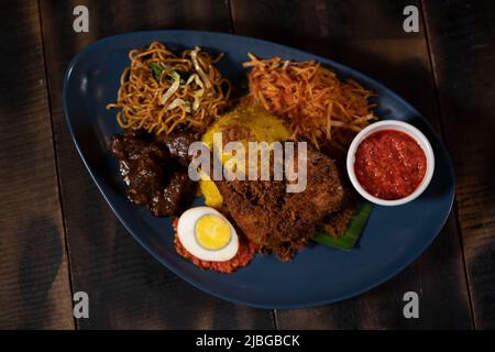 Nasi Kuning ou riz jaune indonésien dans du lait de noix de coco parfumé et du Turmeric Banque D'Images