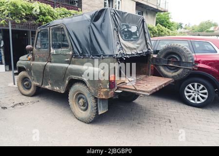 Une vieille voiture a permis pour la circulation, véhicule de longue durée, la Géorgie. Photo de haute qualité Banque D'Images