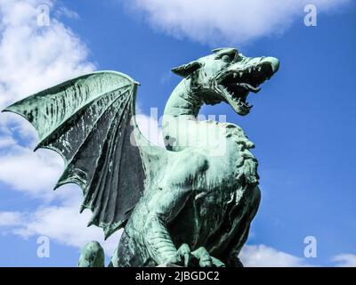 Gros plan de la statue du Dragon sur le pont du Dragon (Zmajski Most) à Ljubljana, Slovénie. Banque D'Images