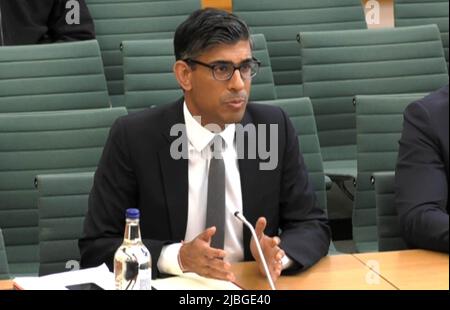 Le chancelier de l’Échiquier Rishi Sunak répond aux questions posées lors d’une audience du Comité spécial du Trésor à la Chambre des communes, à Londres. Date de la photo: Lundi 6 juin 2022. Banque D'Images