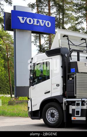 Nouveau camion FMX Volvo blanc stationné sur une cour d'asphalte sous le logo Volvo. Raasepori, Finlande. 26 mai 2022. Banque D'Images