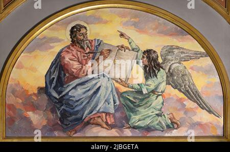 VALENCE, ESPAGNE - 17 FÉVRIER 2022 : la peinture Saint Matthieu l'évangéliste dans l'église Iglesia El Buen Pastor par Miguel vaguer (1959). Banque D'Images