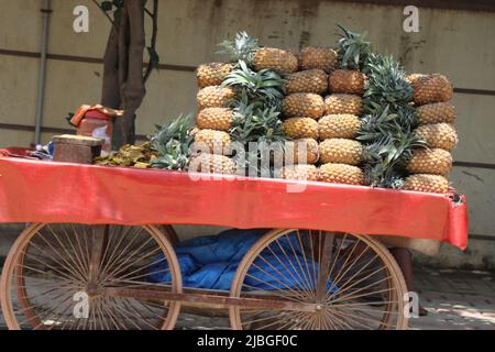 Les ananas frais sont conservés à la vente dans un petit véhicule qui est alimenté à la main Banque D'Images