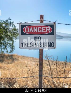 Gros plan d'un panneau danger d'intrusion affiché. Banque D'Images