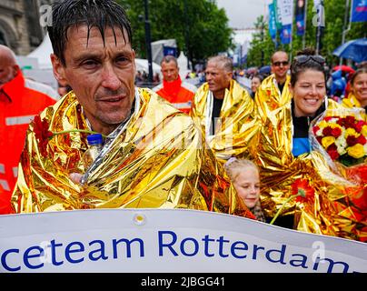 2022-06-06 14:40:42 ROTTERDAM - les participants du RopaRun de l'équipe d'Ambulance Rotterdam-Rijnmond traversent la ligne d'arrivée sur le Coolsingel. Les équipes participantes ont parcouru plus de cinq cents kilomètres pendant le week-end de Whitsun, amassant des fonds pour les soins de soutien aux personnes atteintes du cancer. ANP MARCO DE SWART pays-bas - belgique sortie Banque D'Images