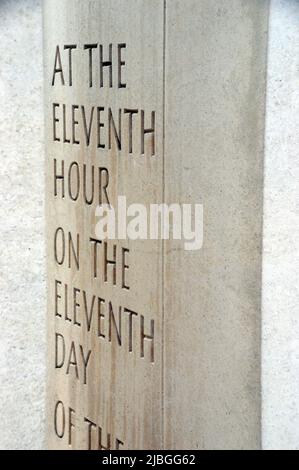 Le poème d'Armistice est gravé sur le Mémorial des Forces armées sur le mur de pierre blanc de Portland à l'Arboretum du Mémorial national, Staffordshire, Angleterre, Royaume-Uni. Banque D'Images