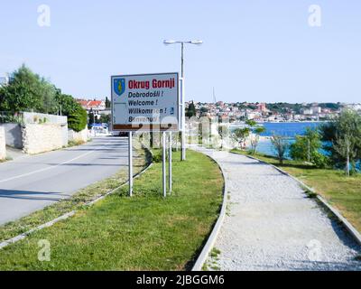 Ciovo, Croatie - 4 mai 2011: Panneau de bienvenue à Okrug Gornji. Okrug est situé à l'ouest de l'île de Ciovo. Village traditionnel dalmatien Banque D'Images