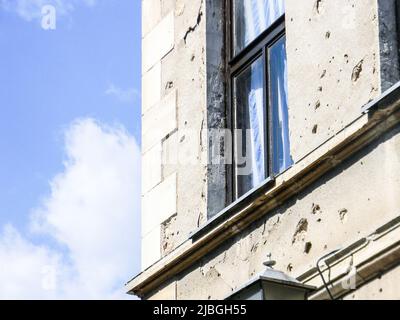 Mostar, Bosnie-Herzégovine, à 2011. Ancienne fenêtre d'appartement et bâtiment qui est endommagé par des balles pendant les guerres yougoslaves de 1991 à 2001. Banque D'Images
