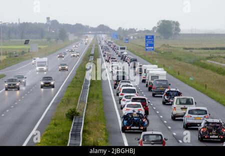 2022-06-06 16:08:32 PUTTEN - foules sur l'autoroute A28 en raison du trafic de vacances récurrent. En raison de la Pentecôte, l'ANWB s'attend à ce que la circulation récréative cause beaucoup de foules localement. ANP ROBIN VAN LONKHUIJSEN pays-bas sortie - belgique sortie Banque D'Images