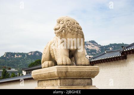 Gwanghwamun, Séoul, Corée du Sud - 22 septembre 2018 : Haetae, créature légendaire de la mythologie chinoise et coréenne, à Gwanghwamun (Palais Gyeongbokgung) Banque D'Images