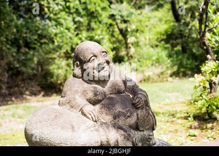 Jizo (Burai / Hotei) par un sculpteur inconnu dans la rue, Nagoya, Japon. Au Japon, il y a beaucoup de vieilles statues de Jizo qui ont été faites il y a longtemps. Banque D'Images