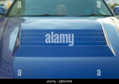 Aileron sur la voiture. Capot bleu. Détails du transport. Voiture de sport. Banque D'Images