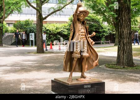 Statue de Monkey D. Luffy devant le bureau du gouvernement de la préfecture de Kumamoto. Il est le personnage de la célèbre bande dessinée JP 'One Piece' par Eiichiro Oda Banque D'Images