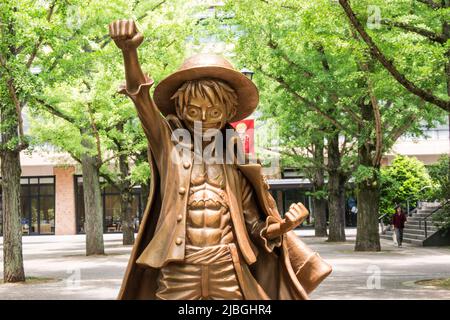 Statue de Monkey D. Luffy devant le bureau du gouvernement de la préfecture de Kumamoto. Il est le personnage de la célèbre bande dessinée JP 'One Piece' par Eiichiro Oda Banque D'Images