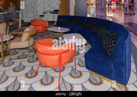 Nevada USA 5 septembre 2021 des sièges confortables font partie du mobilier du restaurant italien Brezza situé dans le quartier de Resorts World Las Vegas Banque D'Images