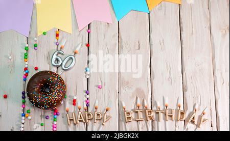 Anniversaire avec numéro. Beignet sur la table de fête. Joyeux anniversaire félicitations vue du dessus. Carte d'anniversaire avec de belles décorations sur un blanc Banque D'Images