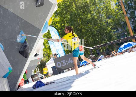 Escalade. Sport. Jeune personne grimpant dans Block Climbing. Exercice olympique. Sport olympique. Photographie. Compétition de vitesse et combiné. Jeux Olympiques 2024 Banque D'Images