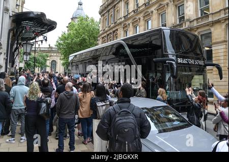 Birmingham, Angleterre, 6 juin 2022. Crowds a fait moquer Johnny Depp et Jeff Beck alors qu'ils continuaient à tourner au Royaume-Uni. La célébrité qui a récemment gagné son procès en diffamation contre Amber Heard, séjournait au Grand Hotel dans le centre-ville de Birmingham et jouait au Birmingham Symphony Hall lundi soir avant de se rendre à York. Crédit : arrêtez Press Media/Alamy Live News Banque D'Images