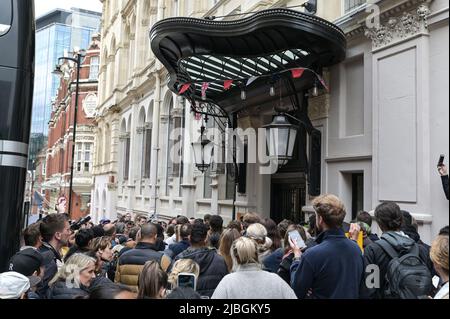 Birmingham, Angleterre, 6 juin 2022. Crowds a fait moquer Johnny Depp et Jeff Beck alors qu'ils continuaient à tourner au Royaume-Uni. La célébrité qui a récemment gagné son procès en diffamation contre Amber Heard, séjournait au Grand Hotel dans le centre-ville de Birmingham et jouait au Birmingham Symphony Hall lundi soir avant de se rendre à York. Crédit : arrêtez Press Media/Alamy Live News Banque D'Images