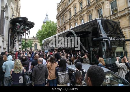 Birmingham, Angleterre, 6 juin 2022. Crowds a fait moquer Johnny Depp et Jeff Beck alors qu'ils continuaient à tourner au Royaume-Uni. La célébrité qui a récemment gagné son procès en diffamation contre Amber Heard, séjournait au Grand Hotel dans le centre-ville de Birmingham et jouait au Birmingham Symphony Hall lundi soir avant de se rendre à York. Crédit : arrêtez Press Media/Alamy Live News Banque D'Images