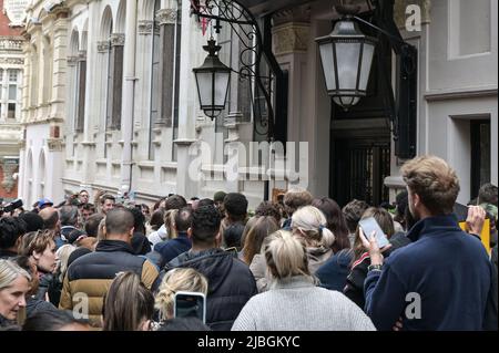 Birmingham, Angleterre, 6 juin 2022. Crowds a fait moquer Johnny Depp et Jeff Beck alors qu'ils continuaient à tourner au Royaume-Uni. La célébrité qui a récemment gagné son procès en diffamation contre Amber Heard, séjournait au Grand Hotel dans le centre-ville de Birmingham et jouait au Birmingham Symphony Hall lundi soir avant de se rendre à York. Crédit : arrêtez Press Media/Alamy Live News Banque D'Images