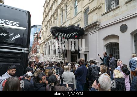 Birmingham, Angleterre, 6 juin 2022. Crowds a fait moquer Johnny Depp et Jeff Beck alors qu'ils continuaient à tourner au Royaume-Uni. La célébrité qui a récemment gagné son procès en diffamation contre Amber Heard, séjournait au Grand Hotel dans le centre-ville de Birmingham et jouait au Birmingham Symphony Hall lundi soir avant de se rendre à York. Crédit : arrêtez Press Media/Alamy Live News Banque D'Images