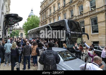 Birmingham, Angleterre, 6 juin 2022. Crowds a fait moquer Johnny Depp et Jeff Beck alors qu'ils continuaient à tourner au Royaume-Uni. La célébrité qui a récemment gagné son procès en diffamation contre Amber Heard, séjournait au Grand Hotel dans le centre-ville de Birmingham et jouait au Birmingham Symphony Hall lundi soir avant de se rendre à York. Crédit : arrêtez Press Media/Alamy Live News Banque D'Images