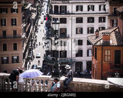 Rome, Italie - 15 juin 2011 : vue depuis le sommet des marches espagnoles. Il est situé entre la Piazza di Spagna à la base et la Piazza Trinità dei Monti Banque D'Images