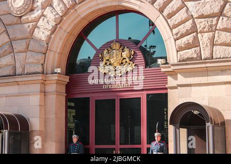 Sofia, Bulgarie - 14 février 2017 : le bâtiment de la présidence à Sofia, Bulgarie. L'entrée est gardée par des agents de sécurité. Traduction : République de Bulgarie Banque D'Images