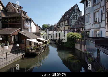 Ville historique de Colmar, également connue sous le nom de petite Venise, avec des maisons traditionnelles colorées à colombages sur la rivière idyllique Lauch Banque D'Images