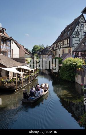 Ville historique de Colmar, également connue sous le nom de petite Venise, avec des maisons traditionnelles colorées à colombages sur la rivière idyllique Lauch Banque D'Images