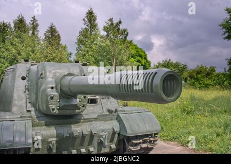 Un vieux char sur fond de nature estivale et d'un ciel spectaculaire. Banque D'Images