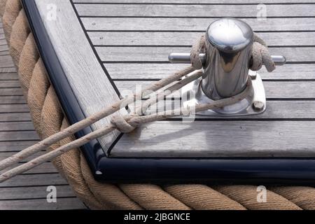 Foret à taquets en acier inoxydable avec cordes autour pour fixer un bateau à un bollard, indispensable lors de l'amarrage car il garantit que le Banque D'Images