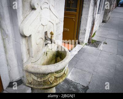 L'image de l'ancien robinet turc de style ottoman sur la rue d'Istanbul, Turquie. Banque D'Images