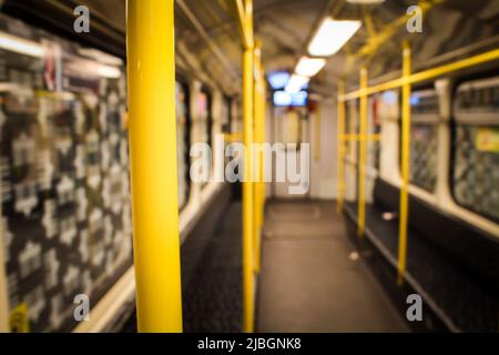 L'intérieur du métro sans personne à minuit avec un arrière-plan flou, l'Allemagne. Banque D'Images