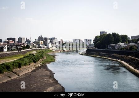 Paysage urbain du fleuve Kokai et du fleuve Shirakawa depuis le pont Kokai, Kumamoto, Japon. Kokai est situé au coeur de la ville de Kumamoto. Banque D'Images