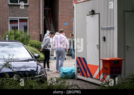 2022-06-06 15:33:10 GELEEN - l'enquête de police à la maison d'un suspect de 22 ans se poursuit. L'homme est soupçonné d'être kidnappé et impliqué dans la mort de Gino, 9 ans, qui a été retrouvé samedi matin dans une maison voisine. ANP ROB ENGELAR pays-bas sortie - belgique sortie Banque D'Images