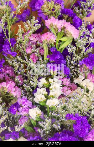 Composition de bouquets de fleurs de luxe orientaux dans les pays d'Asie du Sud-est, arrangement de fleurs. Couleur pourpre à base de chrysanthèmes, lavande marine Banque D'Images