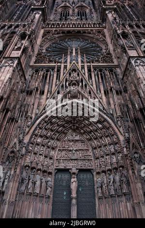 Détail de la façade avec sculptures de la cathédrale de Strasbourg, l'une des plus grandes et des plus célèbres cathédrales gothiques de France Banque D'Images