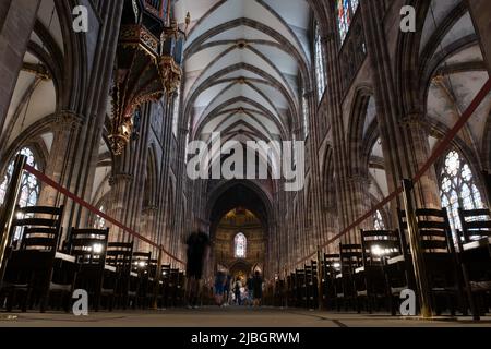 A gauche, l'orgue de la cathédrale de Strasbourg, l'une des plus grandes et des plus célèbres cathédrales gothiques de France et le principal monument Banque D'Images