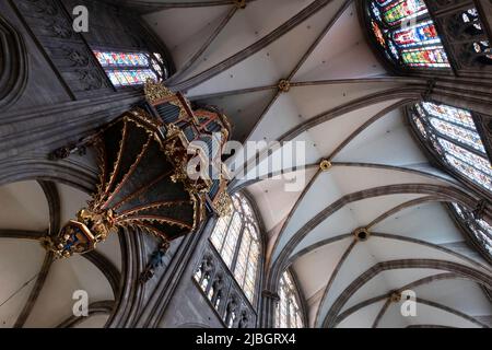 A gauche, l'orgue de la cathédrale de Strasbourg, l'une des plus grandes et des plus célèbres cathédrales gothiques de France et le principal monument Banque D'Images