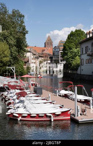 Vue sur l'un des canaux de Strasbourg avec location de bateaux au premier plan Banque D'Images