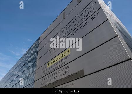 Bâtiment moderne de la Médiathèque André Malraux. Réhabilitation des entrepôts d'Austerlitz construits en 1930s Banque D'Images